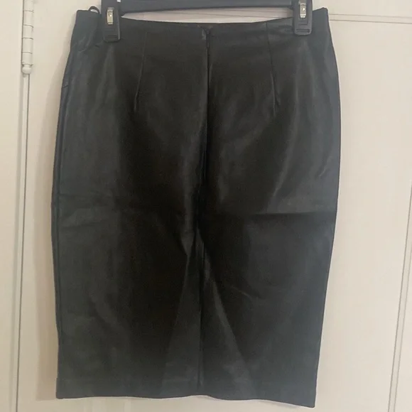 Bodycon pleather skirt with side slit - Picture 2 of 2